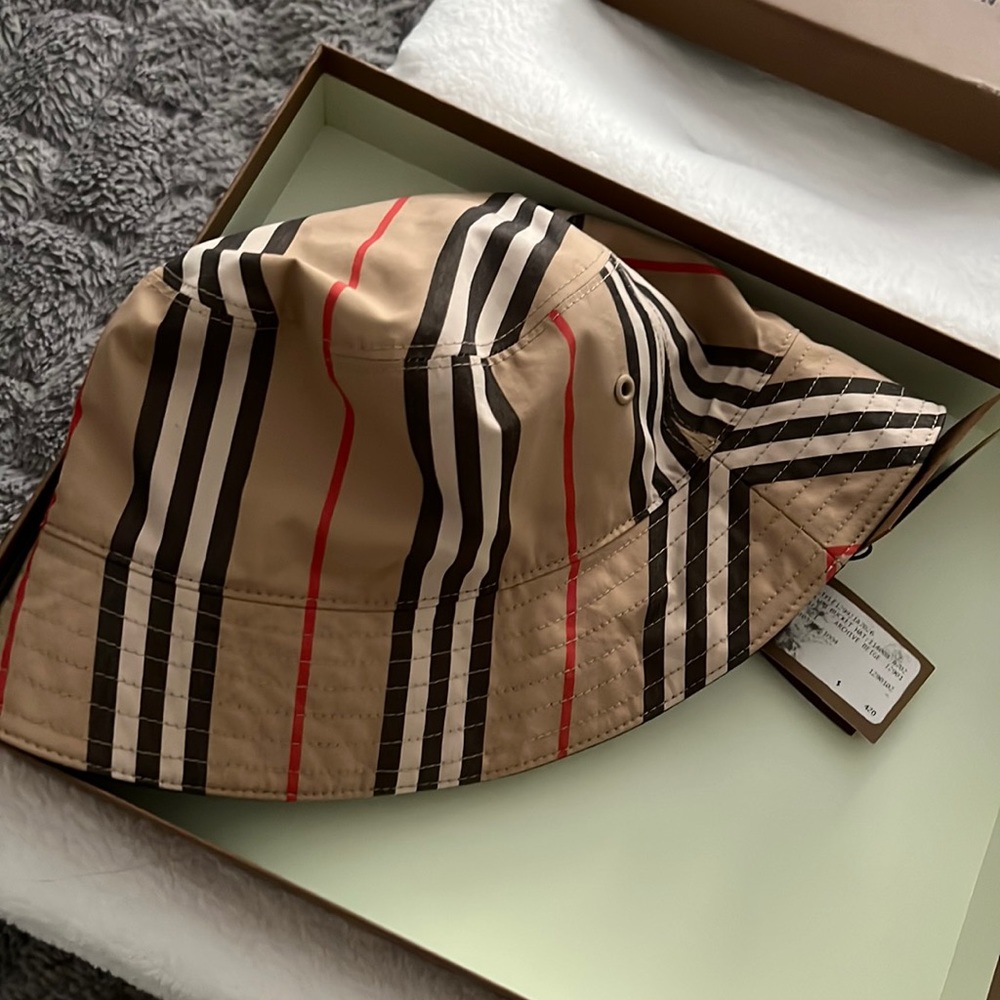 Burberry bucket hat